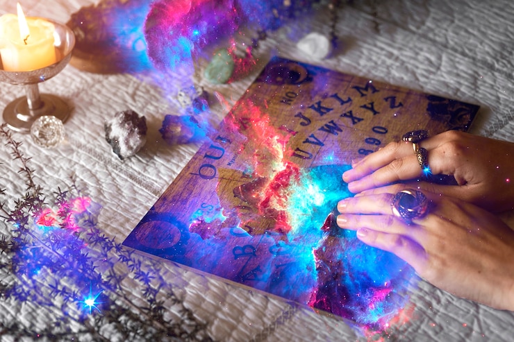Composição mística com cartas e elementos de numerologia