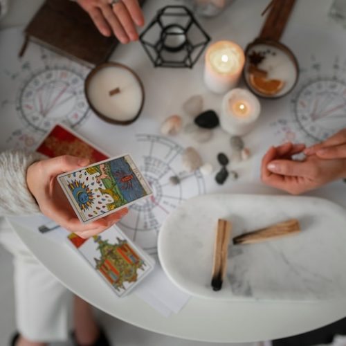 vista-superior-mulher-lendo-taro-em-casa_23-2150276086